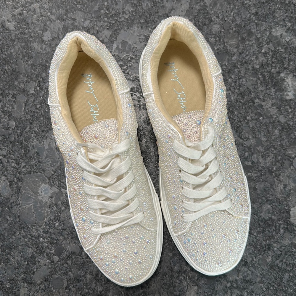 NWOT Betsey Johnson Sidny Ivory Sneakers